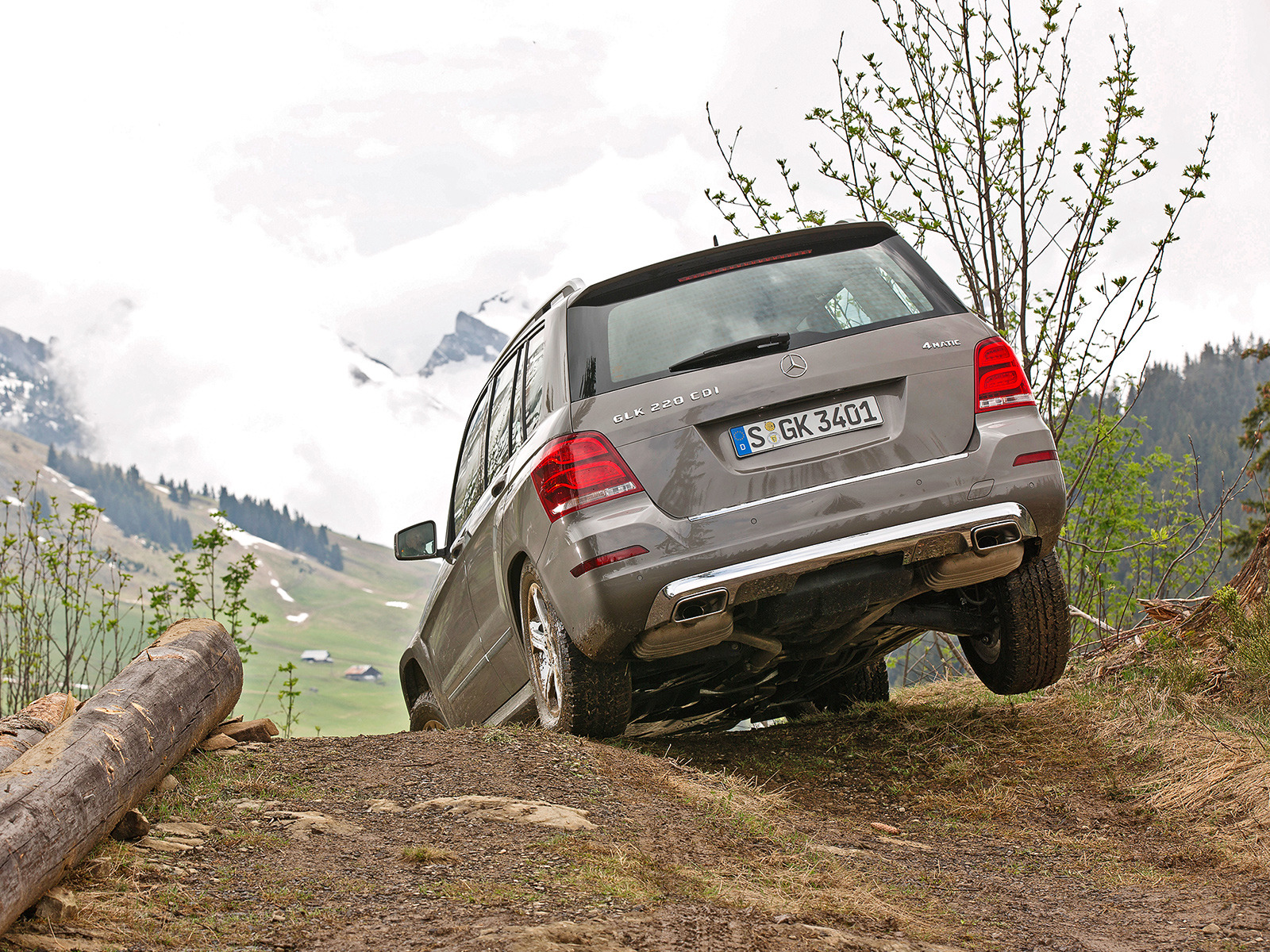 Едва замечаем Mercedes-Benz GLK за спиной обновлённого G-класса — ДРАЙВ