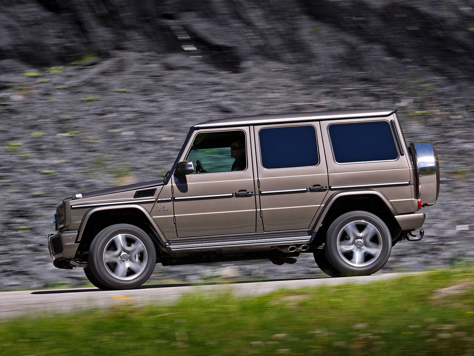 Едва замечаем Mercedes-Benz GLK за спиной обновлённого G-класса — ДРАЙВ