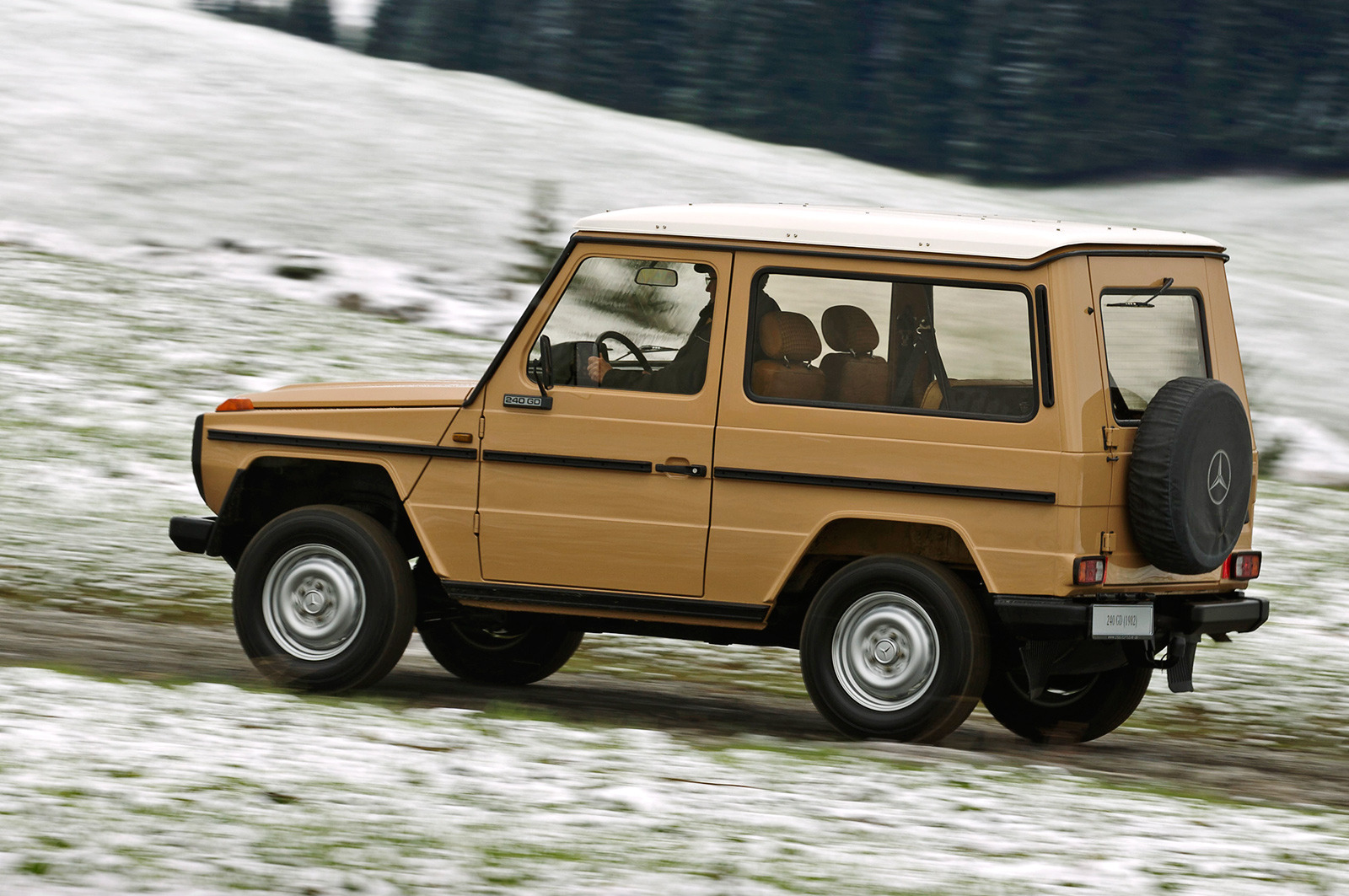 Едва замечаем Mercedes-Benz GLK за спиной обновлённого G-класса — ДРАЙВ