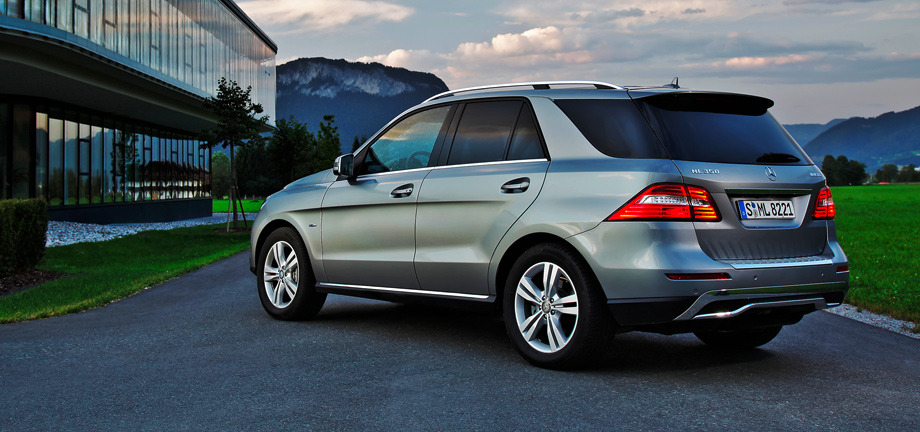             Наверное, это самая консервативная смена поколений за последнее время в мерседесовской линейке. Машина чуть-чуть выросла в размерах (на 2,5 см в длину), а внешние изменения сугубо эволюционны.
