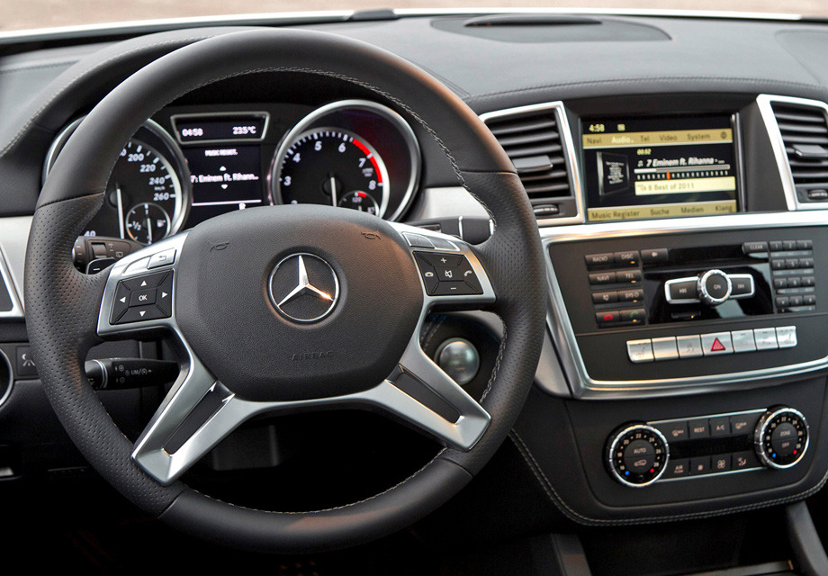             Вариант с алюминиевой отделкой не столь уютен. Блоки управления светом, мультимедийной системой и «климатом» унифицированы с другими Мерседесами. Большой центральный дисплей с диагональю 17,8 см — отличительная особенность дорогого информационно-развлекательного комплекса Comand. «В базе» — монохромный монитор с диагональю 11,4 см.
