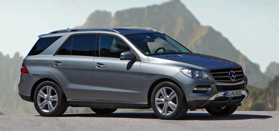             Даже у базовой версии <nobr>M-класса</nobr> предусмотрен внедорожный алгоритм работы трансмиссии. Он задействуется клавишей на центральном тоннеле и обостряет отклики на подачу топлива, смещает точки переключений «автомата» выше по оборотам, ослабляет «ошейник» трекшн-контроля и переводит АБС в более толерантный режим. По описанию напоминает режим Sport, которого у <nobr>M-класса</nobr> больше нет. Пришпорить коробку передач теперь можно только вручную при помощи клавиш под рулём. Противооткатная система и помощник спуска под уклон — стандартное оснащение.
