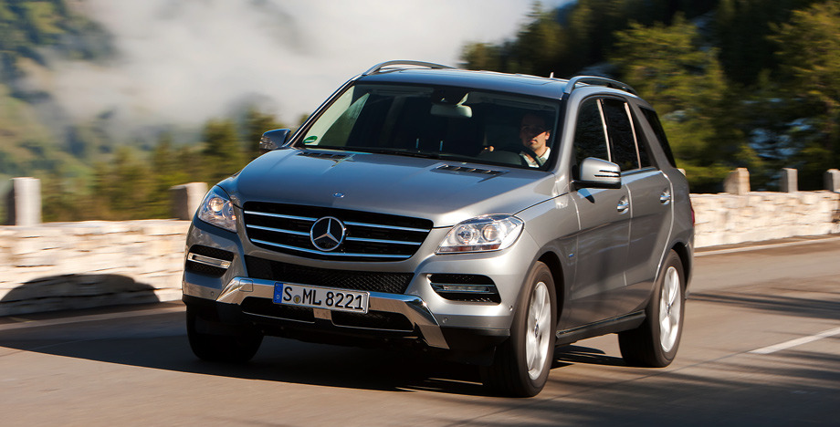             В приграничной Австрии официально определённые в конкуренты <nobr>М-классу</nobr><a href="http://www.drive.ru/audi/drive-test/2010/05/31/3371123/ne_s_togo_kontsa.html" target="_blank" rel="noopener" class="c-link">Audi Q7</a> и <a href="http://www.drive.ru/bmw/drive-test/2007/07/16/382730/sistema_tsennostey.html" target="_blank" rel="noopener" class="c-link">BMW X5</a> встречаются нечасто. Хотя Бавария — вот она, рукой подать. Зато <nobr>М-классы</nobr> разных поколений то и дело попадаются навстречу. Оказывается, их довольно сложно отличить друг от друга на ходу. Все на одно лицо?
