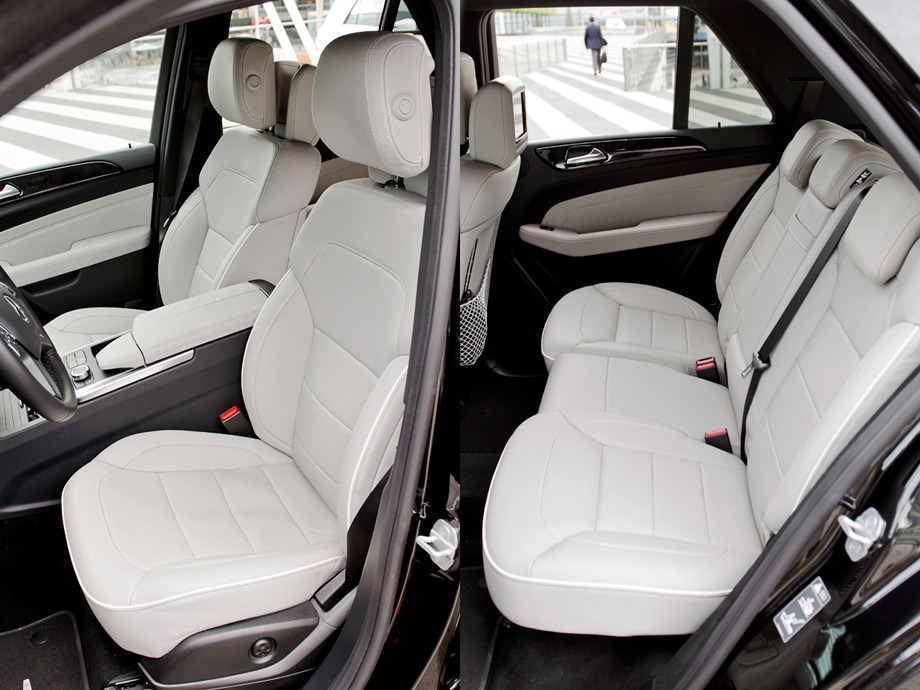             Учитывая запас пространства в ширину, передние кресла рассчитаны в первую очередь на упитанных людей. Худощавому человеку недостаёт боковой поддержки. Поскольку длина колёсной базы так и осталась в пределах 2915 мм, то и места для ног задних пассажиров не прибавилось. Посадка по умолчанию достаточно вертикальная, однако спинки заднего дивана теперь регулируются по углу наклона и могут быть сложены двумя или тремя частями в зависимости от комплектации.
