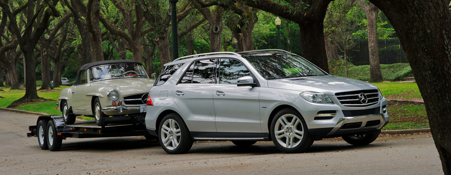             По статистике среди покупателей «эм-элей» много владельцев трейлеров. Система стабилизации ещё первого <nobr>M-класса</nobr> была адаптирована для такой работы. Обычное дело. Но благодаря новому маркетинговому ходу любители прицепов тоже попадают в целевую аудиторию продвинутой версии On&Offroad. Потому что там написано: «Режим буксировки».
