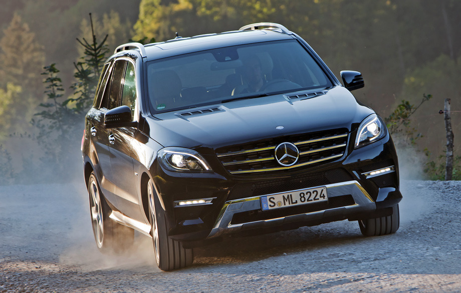             Активные стабилизаторы Curve Control позволяют лучше чувствовать машину с высоким центром масс в повороте. А система стабилизации использует их как средство раннего реагирования. Если система ESP фиксирует в повороте опасность сноса (скольжения передней оси), то передний гидрозамок распускается, и стабилизатор становится мягче, чтобы дать передним шинам лучше реализовать возможности по сцеплению в поперечном направлении. Когда в вираже появляется риск заноса, напротив, распускается задний гидрозамок, а передний ужесточается, чтобы сделать машину более отзывчивой к управляющим импульсам. При движении по прямой замки стабилизаторов разомкнуты, что должно улучшать плавность хода. Но автомобиль с активными стабилизаторами всё равно жёстче, чем без них, из-за иной настройки пневмоподвески.
