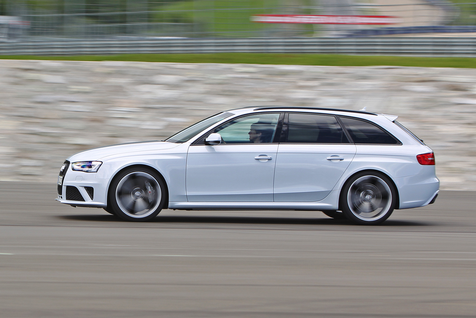 Играем в Феттеля на треке Red Bull Ring за рулём Audi RS4 — ДРАЙВ