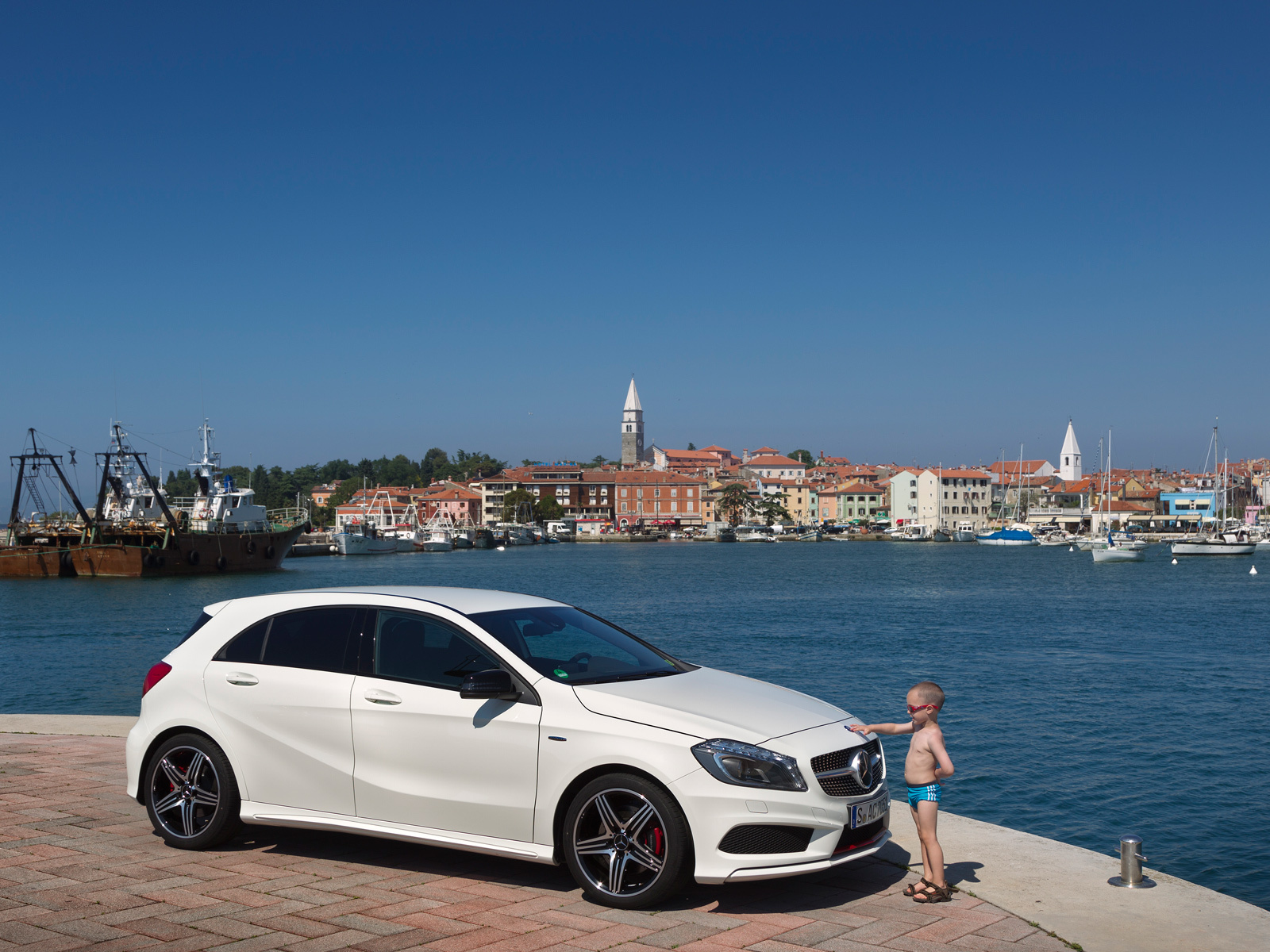 Подвергаемся атаке нового хэтча Mercedes A-Class — ДРАЙВ