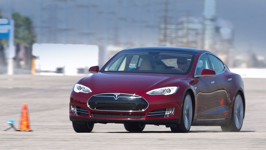 Tesla model s. Испытатели Inside Line отметили, что легковушка Model S превзошла на треке все опробованные ими роскошные седаны за вычетом «заряженных» версий с говорящими шильдиками M и AMG.