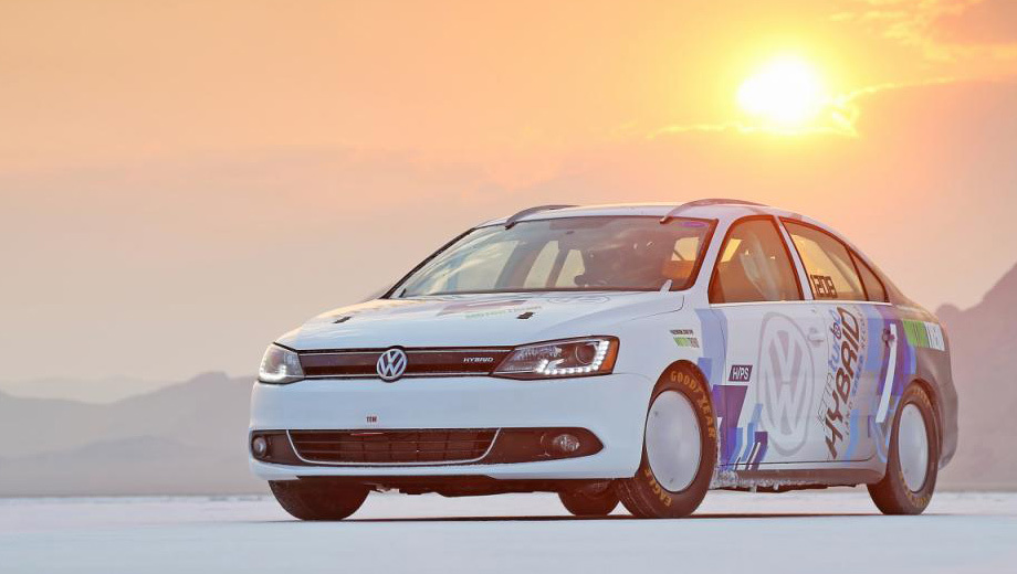 Volkswagen jetta. От серийной модели рекордсмен отличается повышенной мощностью двигателей и батарей, каркасом безопасности, шинами и колёсными колпаками.