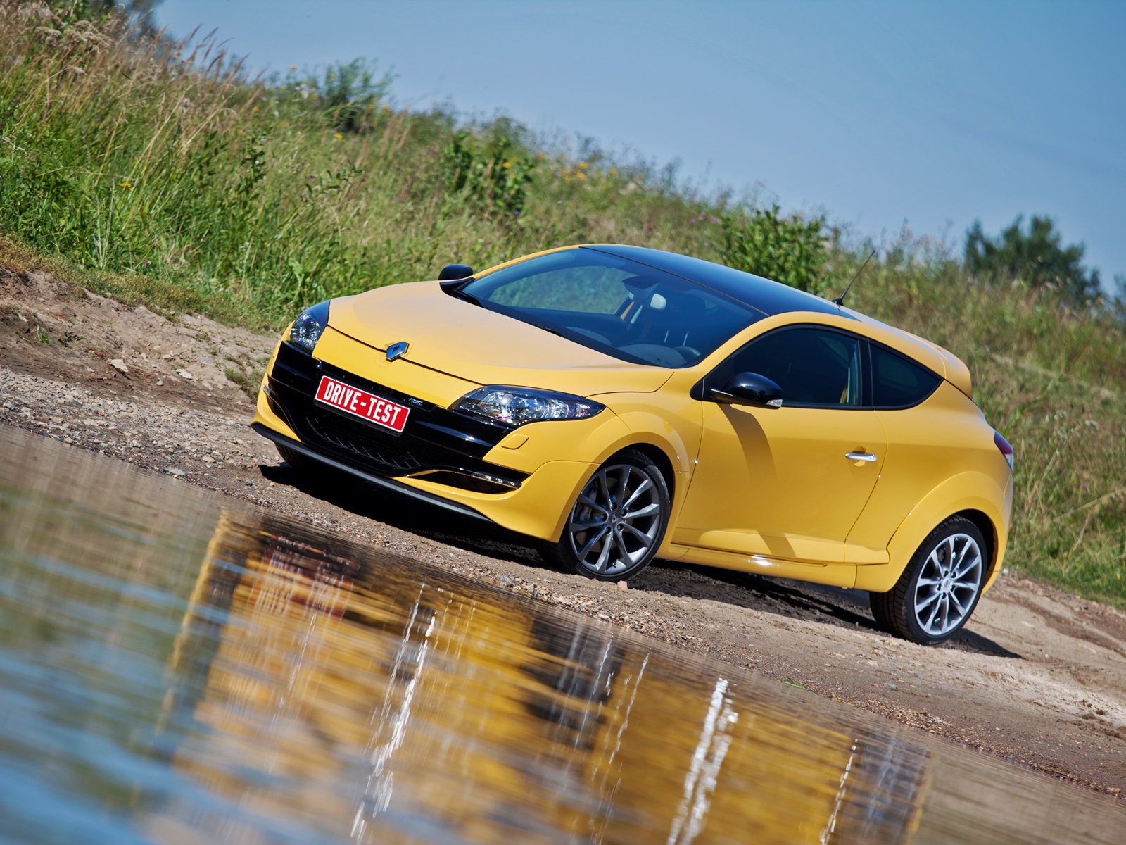 Изучаем двуличность хот-хэтча Renault Megane RS — ДРАЙВ