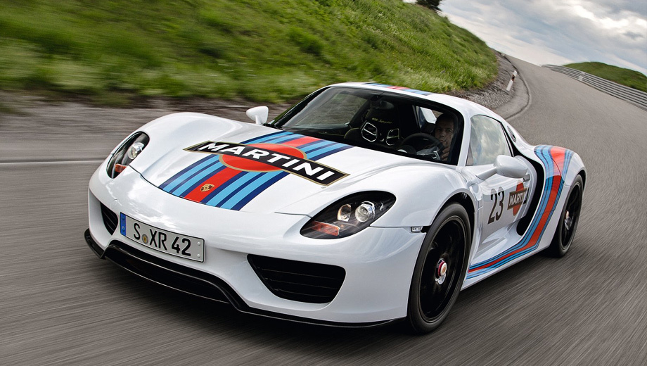 Porsche 918. На одной лишь электротяге Porsche 918 Spyder способен проехать 25 км, а за счёт дуэта электромотора и двигателя V8 — развить суммарную мощность 770 л.с., разогнаться до 100 км/ч за 3 с и достичь максималки 325 км/ч.