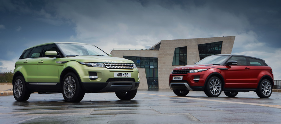             Пятидверная машина (в данном случае это Evoque Prestige, от 2 020 000 рублей) не отличается по длине (4355 мм) от трёхдверной. Однако всегда на 30 мм выше (ради гармонии силуэта и удобства задних пассажиров) и на 50 тысяч дешевле. Если же выбрать версию Dynamic (как красный Evoque, от 2 030 000), то накладки на бамперы увеличивают габариты ещё на десять сантиметров.
