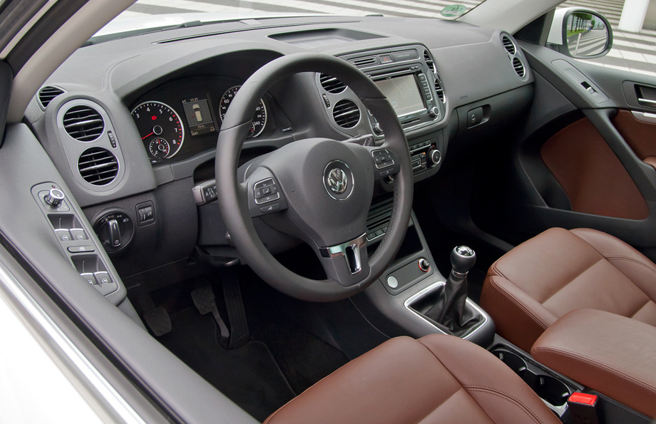 Тигуан торпеда. VW Tiguan торпеда 2013. Фольксваген Тигуан салон механика. Фольксваген Тигуан 2012 салон. Volkswagen Tiguan 1 Рестайлинг салон.