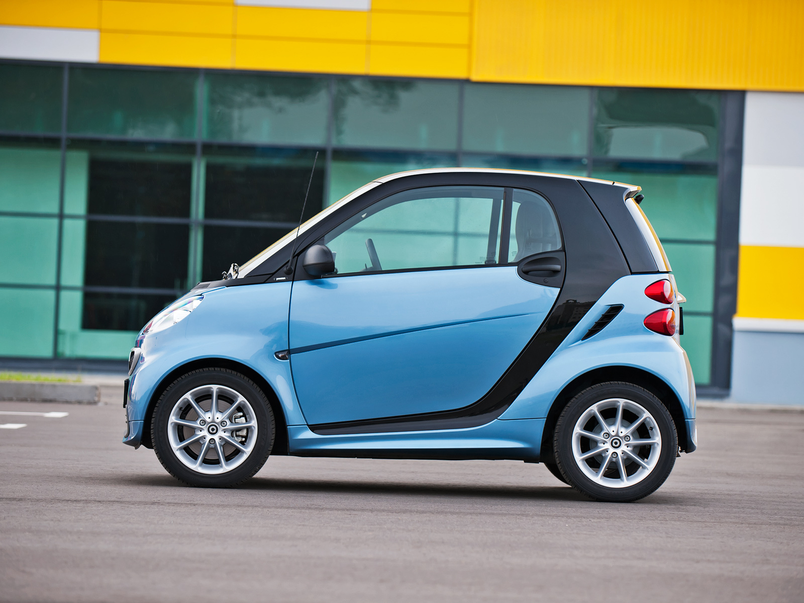 Разгоняем скуку при помощи пары хэтчей Smart Fortwo — ДРАЙВ