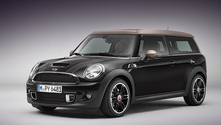 Mini clubman. Автомобили из серии Bond Street окрашены в чёрный цвет Midnight Black. Крыша — контрастного оттенка Cool Champagne.