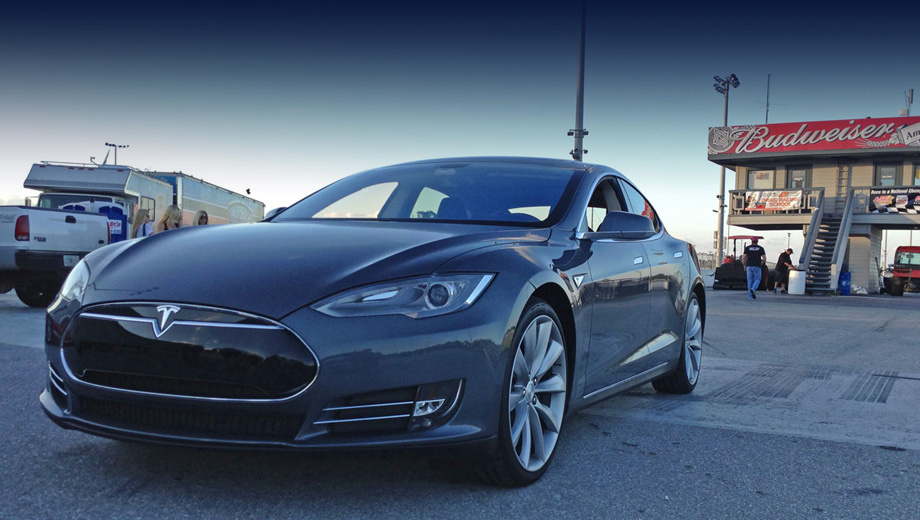 Tesla model s. Показатели «эски» были зарегистрированы американской Национальной ассоциацией электрического драг-рейсинга (NEDRA).