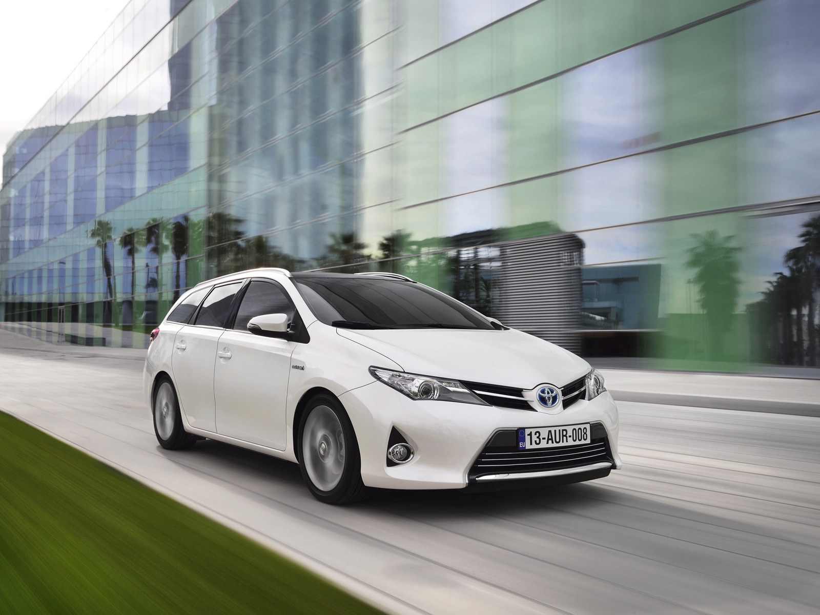 Японцы показали серийный универсал Toyota Auris — ДРАЙВ