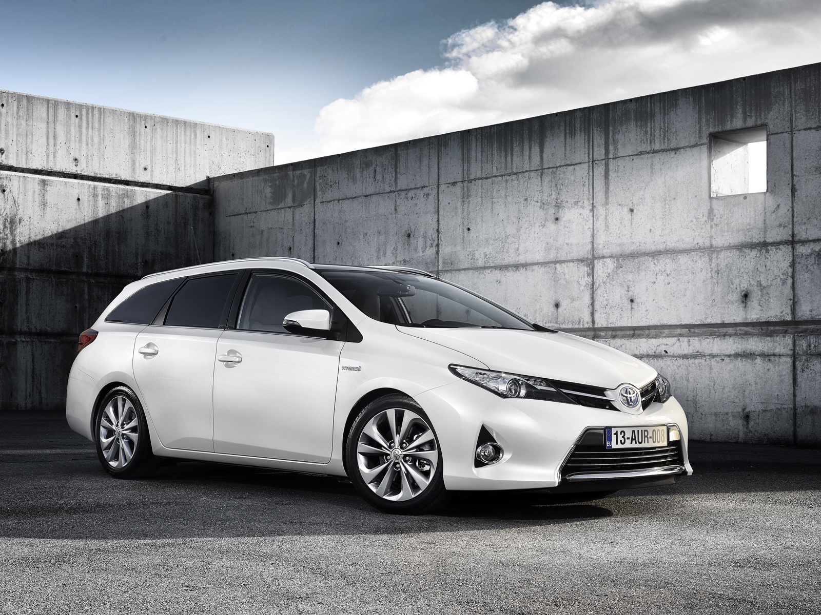 Японцы показали серийный универсал Toyota Auris — ДРАЙВ