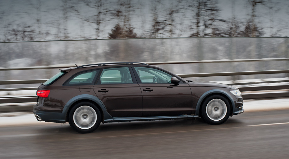 На скоростной прямой allroad безмятежен и непоколебим. Это же настроение передаётся и водителю, которому не досаждает ни шум из колёсных арок (несмотря на шипованные шины), ни голос воздуха, беснующегося за стёклами.