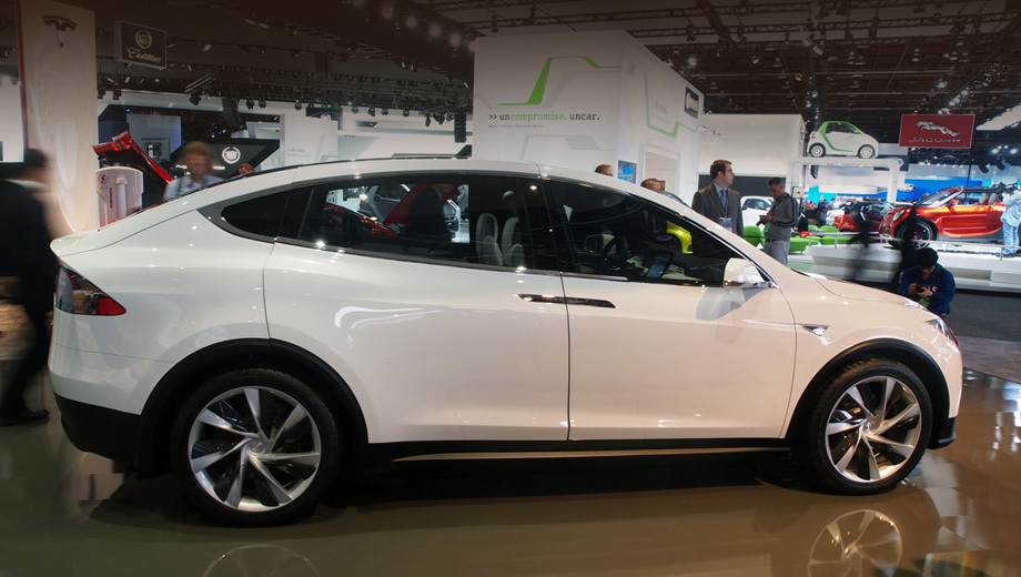 Tesla model x. В январе текущего года американцы показали в Детройте предсерийный вариант Model X.