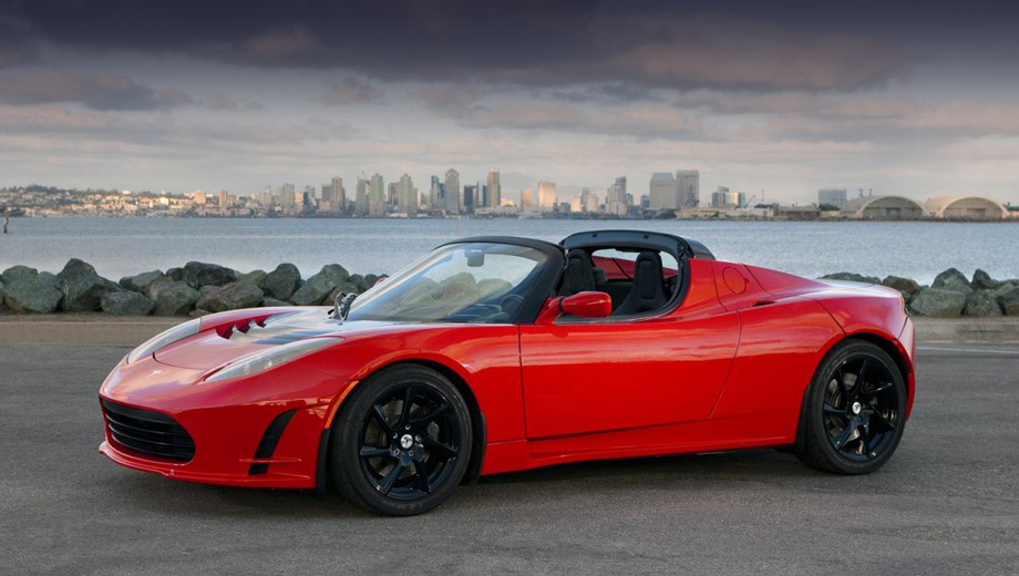 Tesla roadster. В комбинированном цикле EPA двухдверка Tesla Roadster пробегала на зарядке 393 км. Топовая версия родстера разгонялась с места до 97 км/ч за 3,7 секунды.