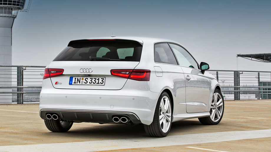             Для «заряженного» хэтчбека Audi S3 выглядит простовато. Лишь четыре выпускных патрубка намекают на то, что здесь не всё так просто.
