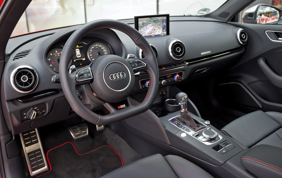             Неудобный, но эффектный руль, металлические накладки на педалях и площадке для отдыха левой ноги и размеченный до 300 км/ч спидометр — отличия от стандартной «а-третьей». К качеству отделки и сборки не подкопается даже Джереми Кларксон.
