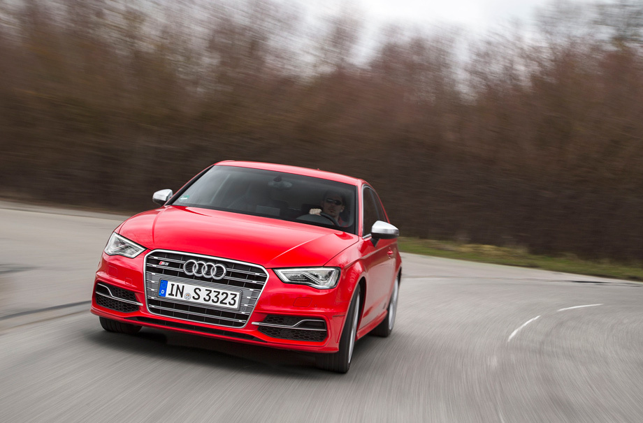             Поведение Audi S3 словно выверено по учебникам. Водитель прекрасно чувствует автомобиль, дорогу, нюансы поведения в самых разных ситуациях, но кому из вас было весело читать учебники? Всё настроено так, чтобы владелец, не дай бог, не убился, чтобы ошибки сходили ему с рук. А мехатронное шасси лучше настроить под себя — мы с коллегой «зажимали» подвеску, но усилие на руле снижали до уровня Auto. В режиме Dynamic обод слишком тяжёлый во всех условиях движения, что сбивает с толку.
