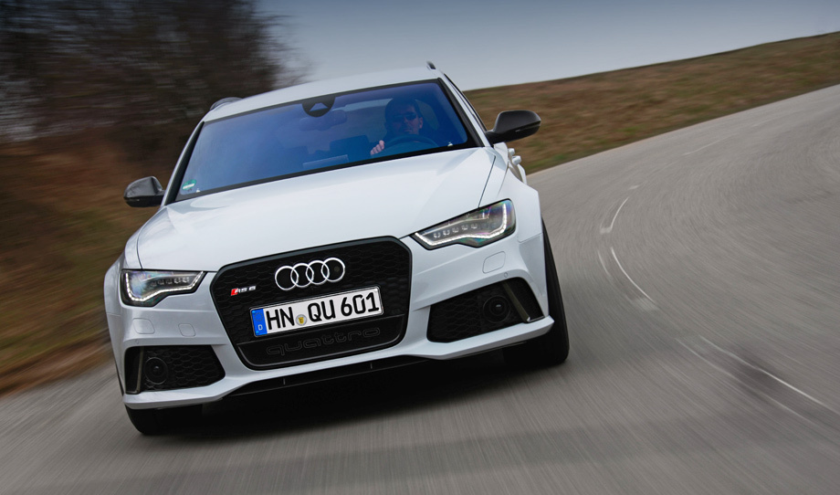             В поворотах держак такой, что скорее водитель уберёт ногу с педали газа, чем универсал поплывёт с траектории. И так легко пятидверке RS6 Avant даётся всё это — железобетонный характер! А понервничать придётся только в один момент — когда тяжёлый автомобиль на мгновение упирается перед входом на изгиб дороги.
