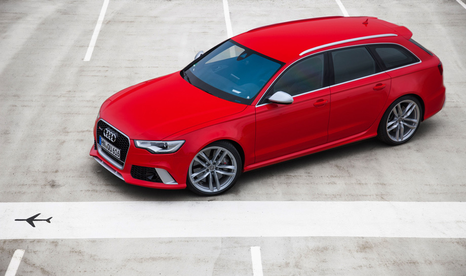             Новая «эр-эс-шестая» длиннее и шире предшественника, слабее его (560 против 580 сил), но при этом легче на 100 кг и на 50 Н•м тяговитее. Скорее всего, поэтому катапультирование до сотни у новинки занимает 3,9 с вместо 4,6 с у машины прошлого поколения.
