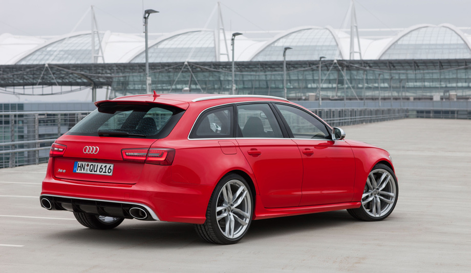             В недрах овальных насадок можно разглядеть по два выпускных патрубка. В базовой комплектации доступны кованые диски с шинами размерностью 275/35 R20, а в качестве опции есть более крупные колёса с шинами размерностью 285/30 R21.
