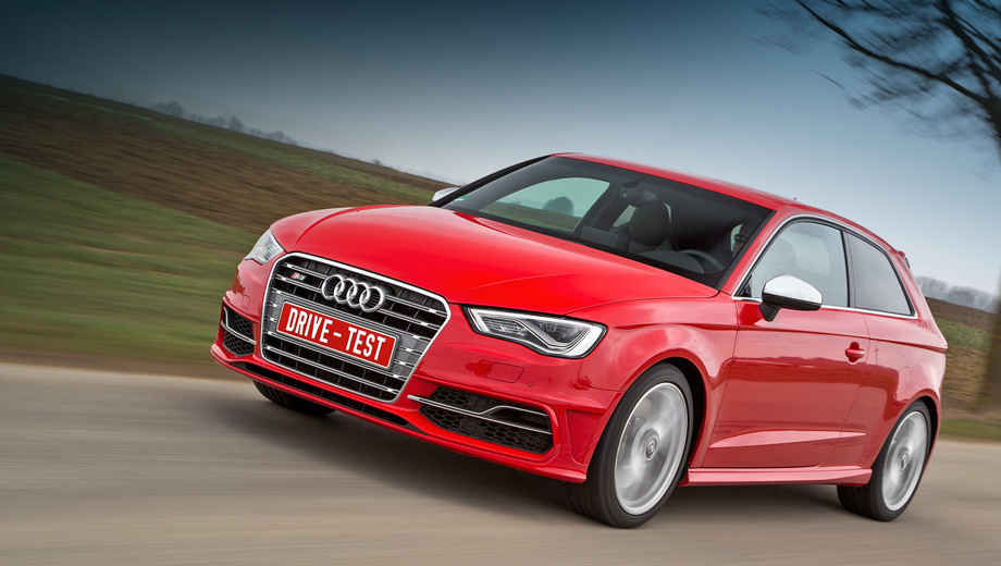             Заказы на трёхдверку Audi S3 в России начнут принимать во второй половине весны 2013 года, а «живые» машины появятся летом (<a href="http://www.drive.ru/news/audi/511b3d30b72142397a000034.html" target="_blank" rel="noopener" class="c-link">пятидверка </a>— осенью). Стартовая цена не озвучена, но она едва ли будет меньше 1,7 млн рублей. А в Германии «эс-третья» уже продаётся и оценивается в 38 900 или 39 800 евро в зависимости от типа кузова (хэтчбек с тремя или пятью дверями).
