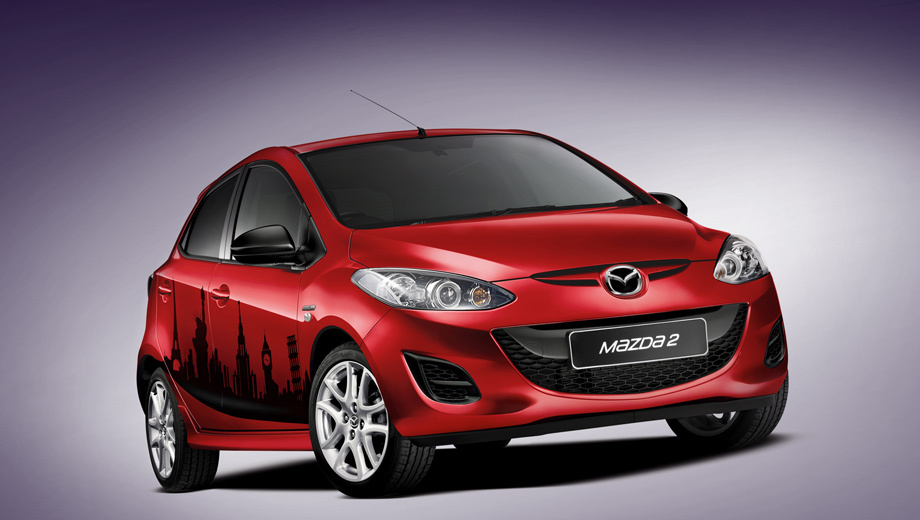 Mazda 2. На наклейках, подготовленных специально для лимитированного издания пятидверки, изображены мировые достопримечательности.