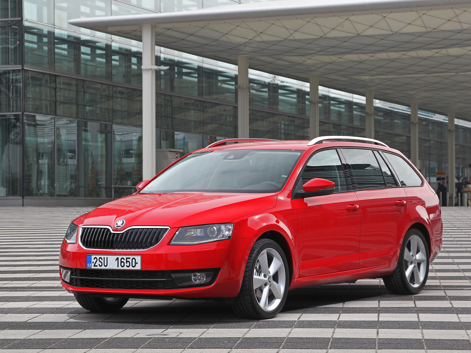 Изучаем багажный отсек универсала Skoda Octavia Combi — ДРАЙВ