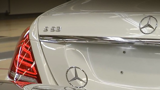 Mercedes s,Mercedes s amg. От стандартных «эс-классов» версия AMG будет отличаться бамперами, колёсными дисками, а также шильдиками с названием модификации.