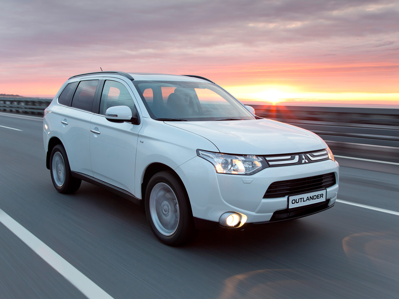 Сравниваем Mitsubishi Outlander V6 3.0 с более скромной версией 2.4 — ДРАЙВ