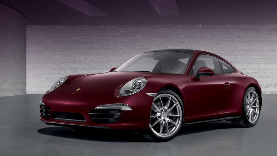Porsche 911. Цвет кузова автомобилей из спецсерии — того же оттенка, что и фирменный логотип ГУМа.