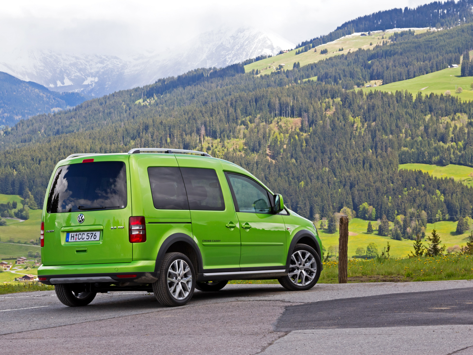 Volkswagen Caddy на пейзаже