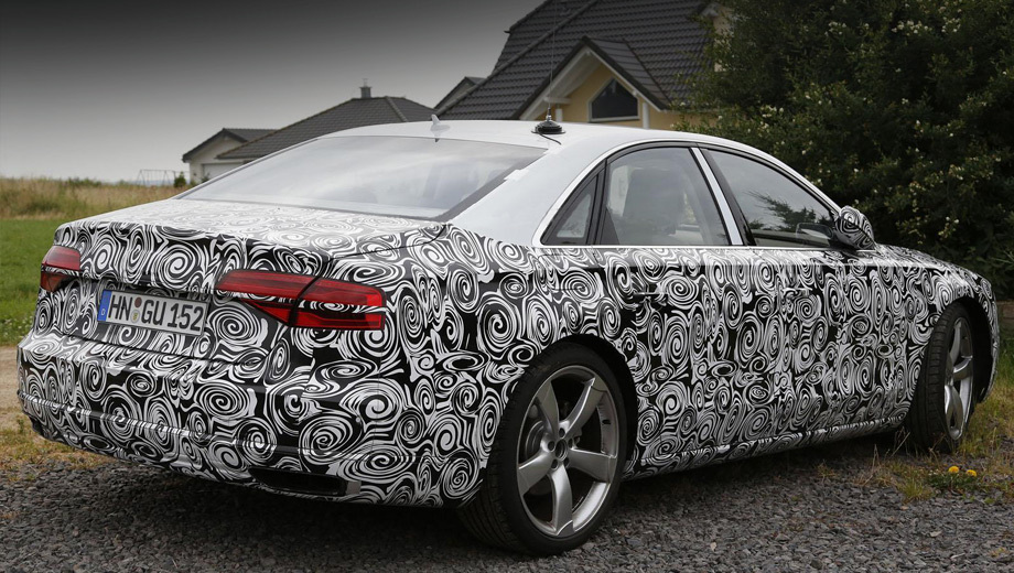 Audi a8. Новые фонари и новые выхлопные патрубки — самые явные перемены во внешности.