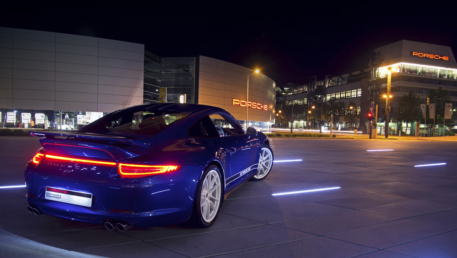 Porsche 911. Для окраски кузова был выбран эксклюзивный синий цвет Aqua Blue.