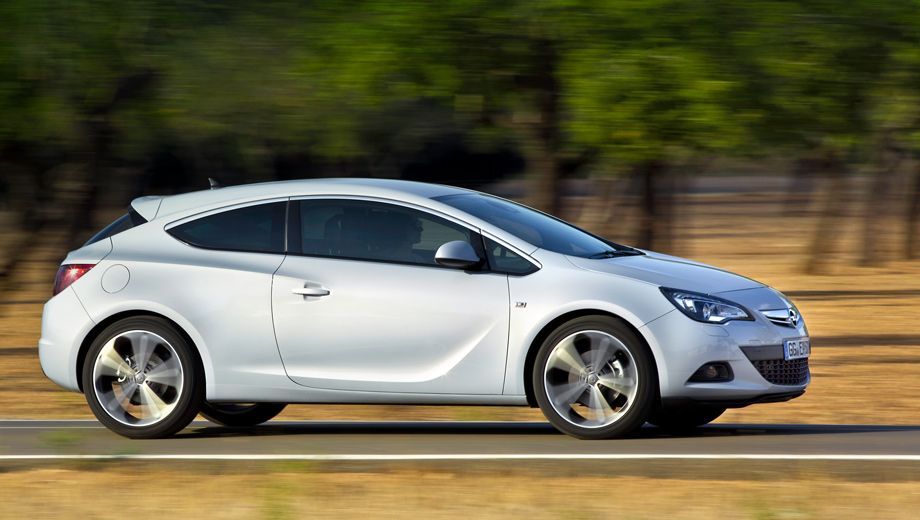 Opel astra,Opel astra gtc,Opel astra tourer. Со 170-сильным мотором 1.6 SIDI и шестиступенчатым «автоматом» Opel Astra GTC достигает сотни за скромные 9,2 с. Максимальная скорость — 210 км/ч. Для сравнения, Astra GTC со 180-сильным мотором 1.6 и «механикой» могла разогнаться до сотни за 8,3 с и выдать 220 км/ч максималки.