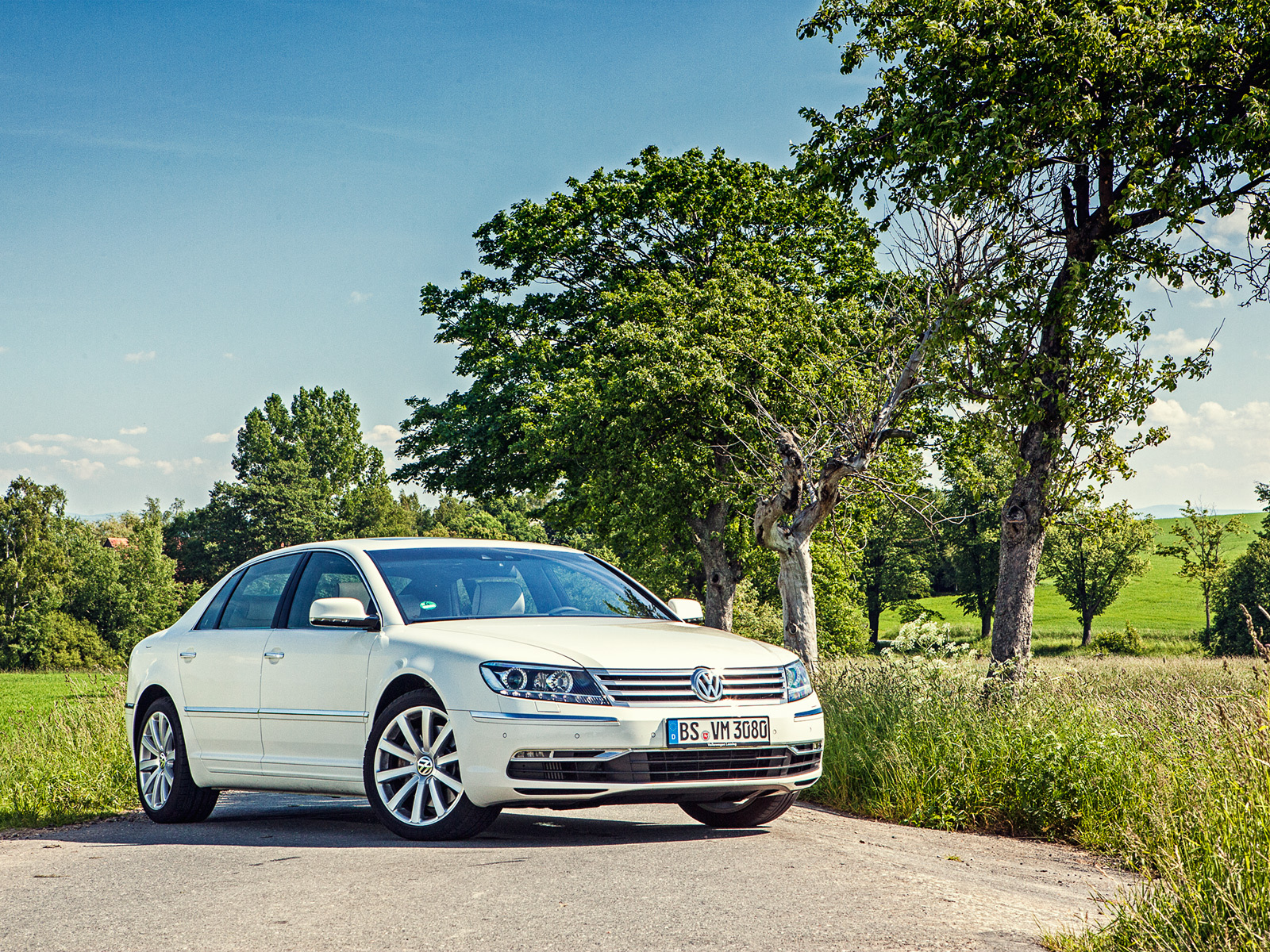 Изображаем подпольных олигархов в седане Volkswagen Phaeton — ДРАЙВ