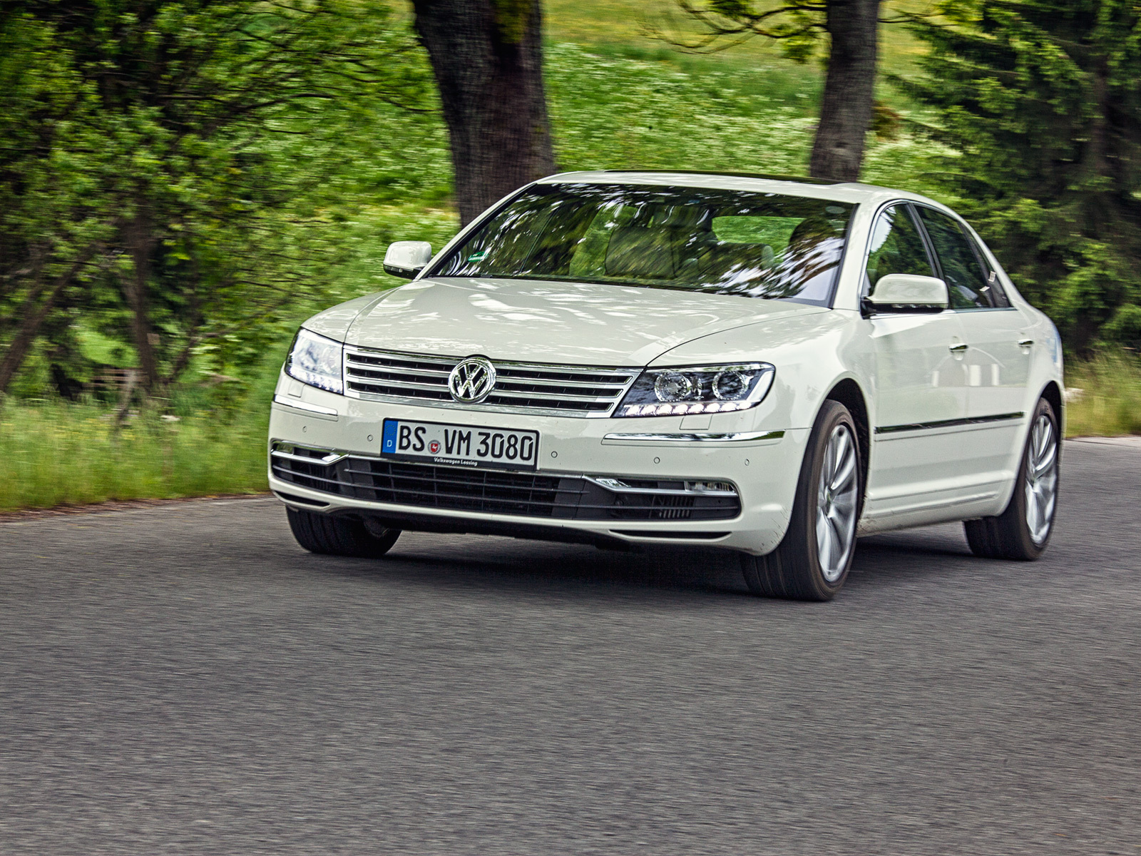 Изображаем подпольных олигархов в седане Volkswagen Phaeton — ДРАЙВ