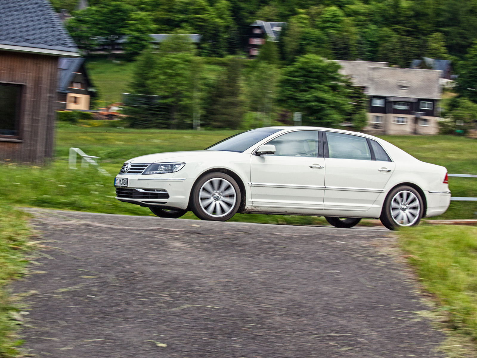 Изображаем подпольных олигархов в седане Volkswagen Phaeton — ДРАЙВ