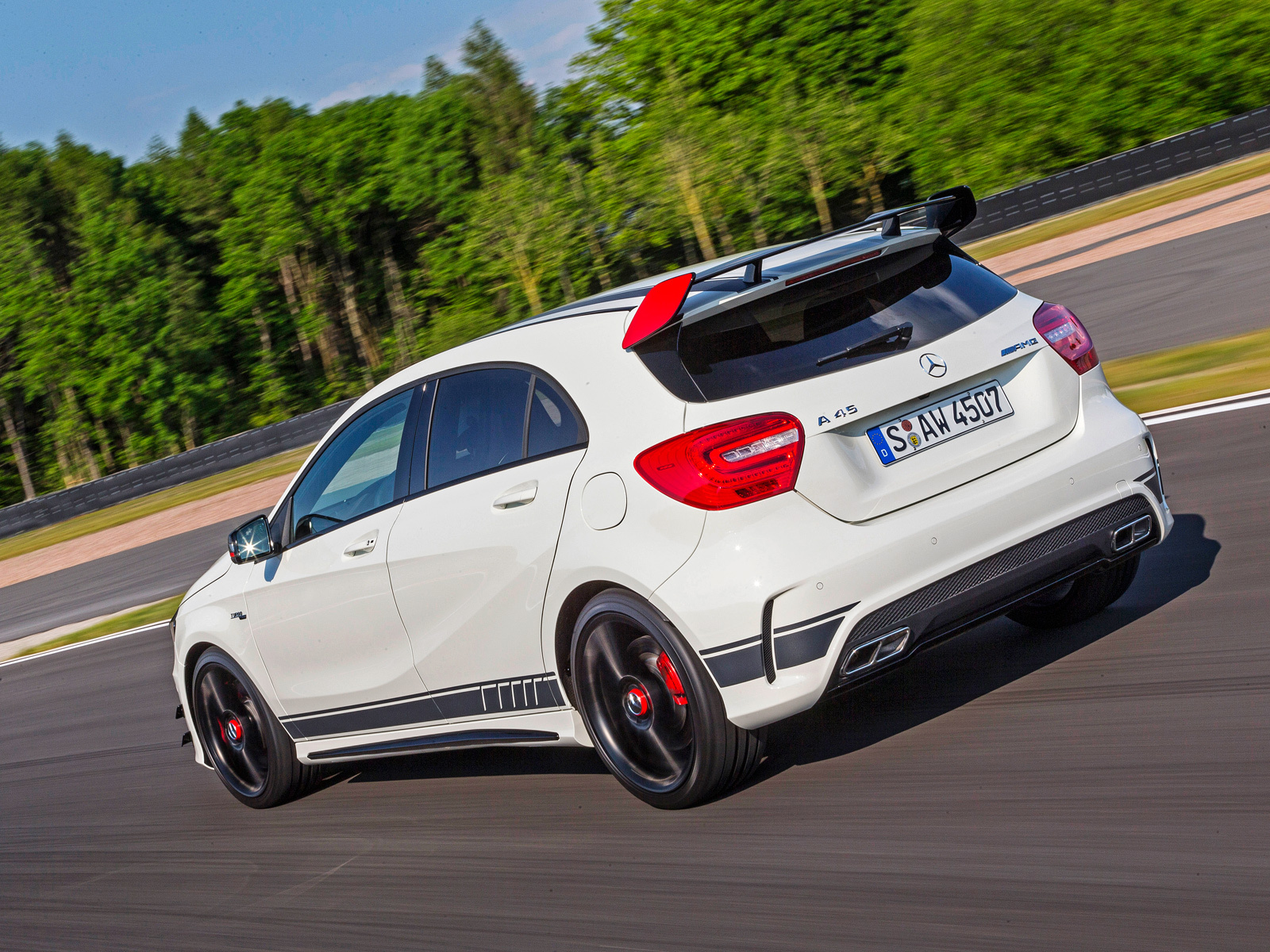 Mercedes анонсировал A 45 AMG Edition