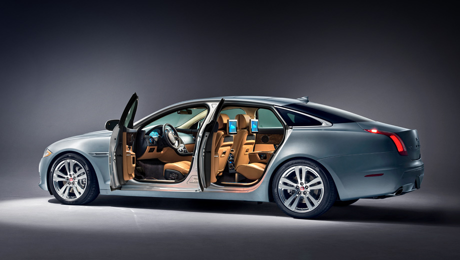 Jaguar xj. Внешние отличия от машин прошлого модельного года свелись к новым 18-дюймовым колёсным дискам.