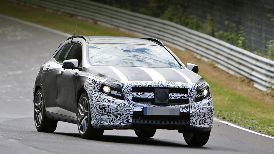 Mercedes gla,Mercedes gla amg. Модель Mercedes GLA 45 AMG, которая обзаведётся более мощными тормозами, ужесточённым шасси и изменёнными углами установки колёс, дебютирует в конце нынешнего или в начале следующего года.