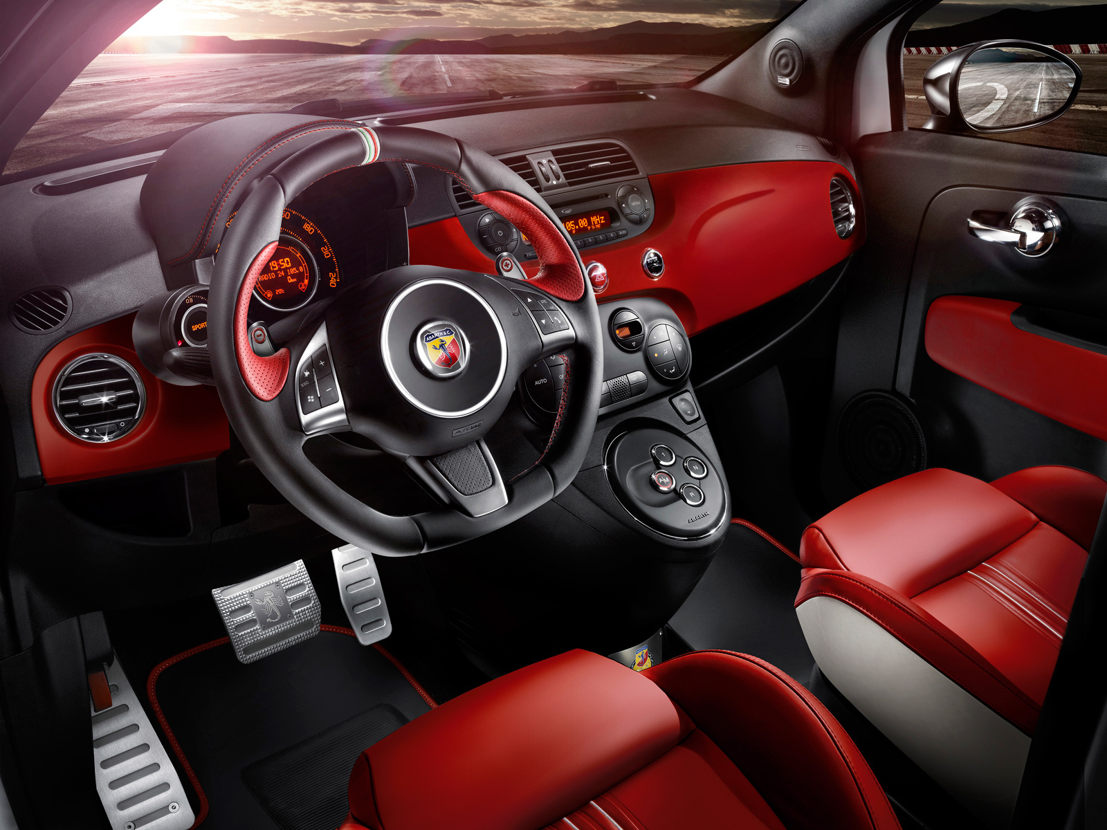 Обновленный Abarth 595 стал мощнее и обзавелся «самоблоком» — Авторевю