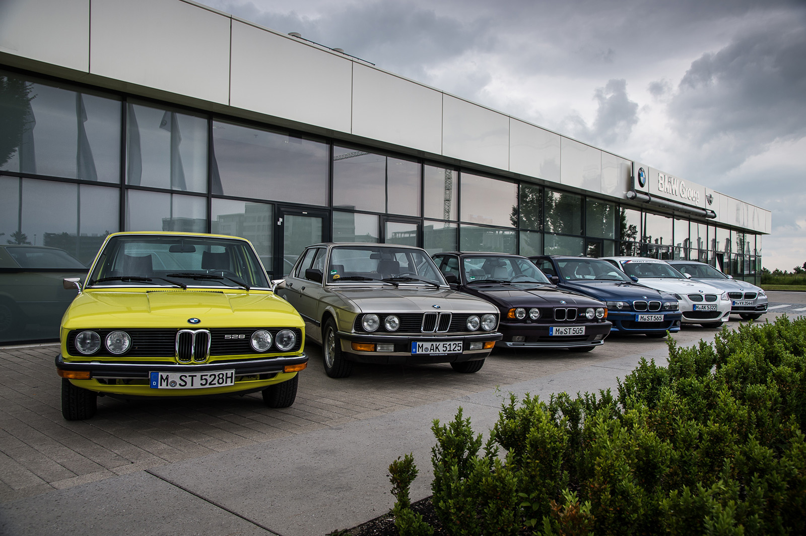 5 е поколение. BMW 5 поколения. Эволюция BMW 5. BMW m6 первое поколение. БМВ пятёрка 1 поколения.